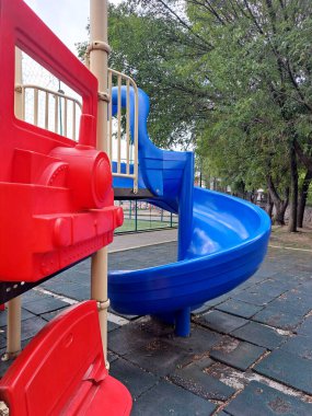 Çocuklar artık sokakta oynamıyor, sadece video oyunları oynuyor diye, çocuklar için oyun parkı olan ıssız bir park yeri.