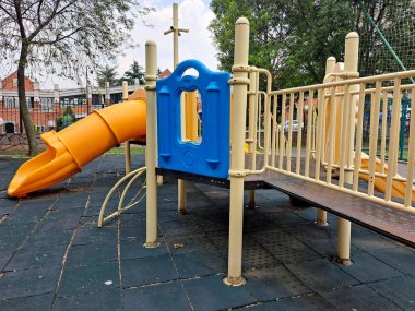Çocuklar artık sokakta oynamıyor, sadece video oyunları oynuyor diye, çocuklar için oyun parkı olan ıssız bir park yeri.