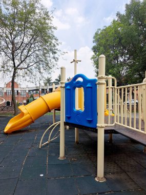 Çocuklar artık sokakta oynamıyor, sadece video oyunları oynuyor diye, çocuklar için oyun parkı olan ıssız bir park yeri.