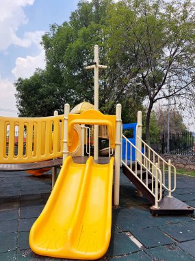 Çocuklar artık sokakta oynamıyor, sadece video oyunları oynuyor diye, çocuklar için oyun parkı olan ıssız bir park yeri.