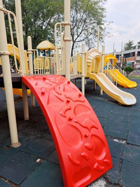 Çocuklar artık sokakta oynamıyor, sadece video oyunları oynuyor diye, çocuklar için oyun parkı olan ıssız bir park yeri.