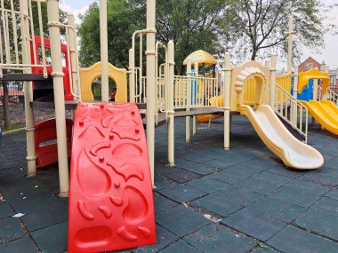 Çocuklar artık sokakta oynamıyor, sadece video oyunları oynuyor diye, çocuklar için oyun parkı olan ıssız bir park yeri.