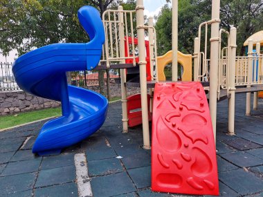 Çocuklar artık sokakta oynamıyor, sadece video oyunları oynuyor diye, çocuklar için oyun parkı olan ıssız bir park yeri.