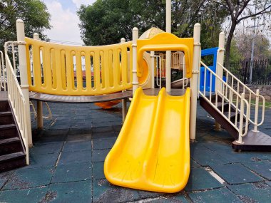 Çocuklar artık sokakta oynamıyor, sadece video oyunları oynuyor diye, çocuklar için oyun parkı olan ıssız bir park yeri.