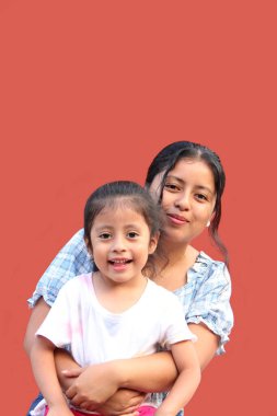 Genç Latin bir anne ve dikkat eksikliği bozukluğu olan 3 yaşındaki kızı dikkat eksikliği nedeniyle sarılıp anneler gününü kutlamak için sevgilerini gösteriyorlar.