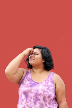 20 yaşında Latin esmer bir kadın burun tıkanıklığı ve ağrıdan muzdarip. Bu da sinüzitten dolayı burun deliklerinden nefes almakta güçlük çekiyor.