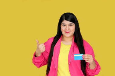 30 yaşındaki genç bir kadın kredi kartını promosyonlardan ve indirimlerden yararlanmak için kullanıyor. Seyahat ödemeleri, güzellik ürünleri, süpermarketler ve internet üzerinden.