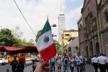 Mexico City, Meksika - 6 Eylül 2023: Meksika bayrağı Torre Latinoamericana ile Meksika sokaklarında ulusal bağımsızlık ve devrimi kutlamak için