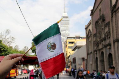 Mexico City, Meksika - 6 Eylül 2023: Meksika bayrağı Torre Latinoamericana ile Meksika sokaklarında ulusal bağımsızlık ve devrimi kutlamak için