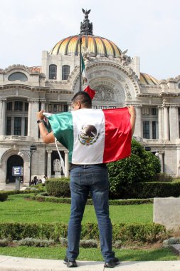 Mexico City, Meksika - 6 Eylül 2023: İnsanlar bağımsızlık ve devrimin ulusal bayramını kutlamak için Palacio de Bellas Artes 'in önünde Meksika bayrağını tutuyor