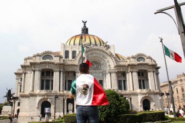 Mexico City, Meksika - 6 Eylül 2023: İnsanlar bağımsızlık ve devrimin ulusal bayramını kutlamak için Palacio de Bellas Artes 'in önünde Meksika bayrağını tutuyor