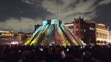 Mexico City, Meksika - 12 Temmuz 2024: CDMX Zocalo 'daki Kukulcan Yucatan piramidinin bir kopyası içinde görsel işitsel haritalama gösterisi