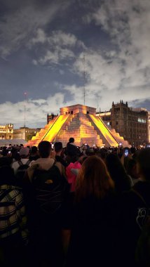 Mexico City, Meksika - 12 Temmuz 2024: CDMX Zocalo 'daki Kukulcan Yucatan piramidinin bir kopyası içinde görsel işitsel haritalama gösterisi