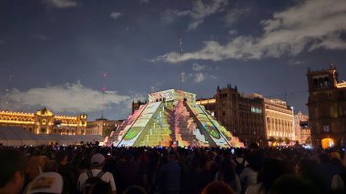 Mexico City, Meksika - 12 Temmuz 2024: CDMX Zocalo 'daki Kukulcan Yucatan piramidinin bir kopyası içinde görsel işitsel haritalama gösterisi