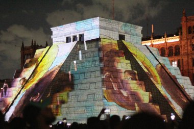 Mexico City, Meksika - 12 Temmuz 2024: CDMX Zocalo 'daki Kukulcan Yucatan piramidinin bir kopyası içinde görsel işitsel haritalama gösterisi