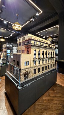 Mexico City, Meksika - 12 Temmuz 2024: CDMX 'in ana binasında bulunan Banco de Mexico Müzesi nümizmatik koleksiyonu ve devasa kasaya girişi