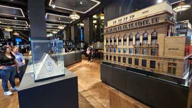 Mexico City, Meksika - 12 Temmuz 2024: CDMX 'in ana binasında bulunan Banco de Mexico Müzesi nümizmatik koleksiyonu ve devasa kasaya girişi