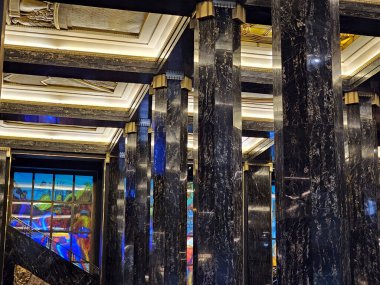 Mexico City, Meksika - 12 Temmuz 2024: CDMX 'in ana binasında bulunan Banco de Mexico Müzesi nümizmatik koleksiyonu ve devasa kasaya girişi