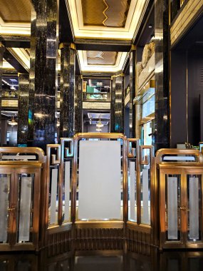 Mexico City, Meksika - 12 Temmuz 2024: CDMX 'in ana binasında bulunan Banco de Mexico Müzesi nümizmatik koleksiyonu ve devasa kasaya girişi