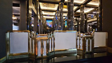 Mexico City, Meksika - 12 Temmuz 2024: CDMX 'in ana binasında bulunan Banco de Mexico Müzesi nümizmatik koleksiyonu ve devasa kasaya girişi