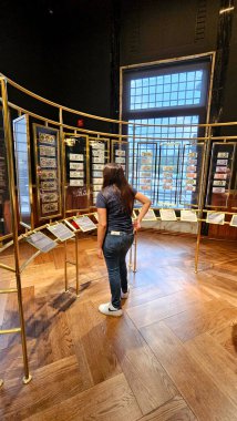 Mexico City, Meksika - 12 Temmuz 2024: CDMX 'in ana binasında bulunan Banco de Mexico Müzesi nümizmatik koleksiyonu ve devasa kasaya girişi