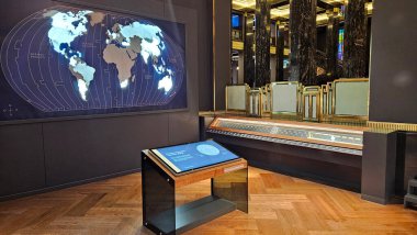 Mexico City, Meksika - 12 Temmuz 2024: CDMX 'in ana binasında bulunan Banco de Mexico Müzesi nümizmatik koleksiyonu ve devasa kasaya girişi