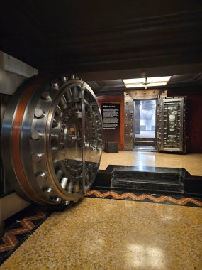 Mexico City, Meksika - 12 Temmuz 2024: CDMX 'in ana binasında bulunan Banco de Mexico Müzesi nümizmatik koleksiyonu ve devasa kasaya girişi