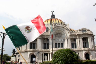 Mexico City, Mexico - 6 Eylül 2023: Bağımsızlık ve devrimin ulusal bayramını kutlamak için Palacio de Bellas Artes of CDMX önünde Meksika bayrağı