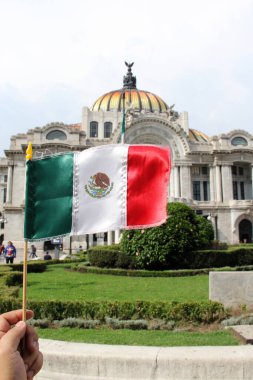 Mexico City, Mexico - 6 Eylül 2023: Bağımsızlık ve devrimin ulusal bayramını kutlamak için Palacio de Bellas Artes of CDMX önünde Meksika bayrağı
