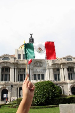 Mexico City, Mexico - 6 Eylül 2023: Bağımsızlık ve devrimin ulusal bayramını kutlamak için Palacio de Bellas Artes of CDMX önünde Meksika bayrağı
