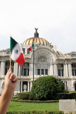 Mexico City, Mexico - 6 Eylül 2023: Bağımsızlık ve devrimin ulusal bayramını kutlamak için Palacio de Bellas Artes of CDMX önünde Meksika bayrağı
