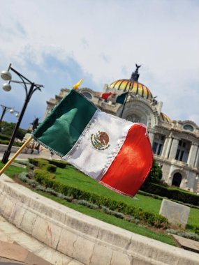 Mexico City, Mexico - 6 Eylül 2023: Bağımsızlık ve devrimin ulusal bayramını kutlamak için Palacio de Bellas Artes of CDMX önünde Meksika bayrağı
