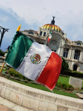 Mexico City, Mexico - 6 Eylül 2023: Bağımsızlık ve devrimin ulusal bayramını kutlamak için Palacio de Bellas Artes of CDMX önünde Meksika bayrağı