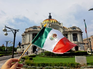 Mexico City, Mexico - 6 Eylül 2023: Bağımsızlık ve devrimin ulusal bayramını kutlamak için Palacio de Bellas Artes of CDMX önünde Meksika bayrağı