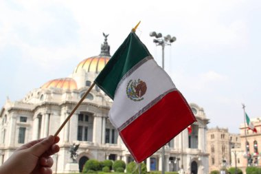 Mexico City, Mexico - 6 Eylül 2023: Bağımsızlık ve devrimin ulusal bayramını kutlamak için Palacio de Bellas Artes of CDMX önünde Meksika bayrağı