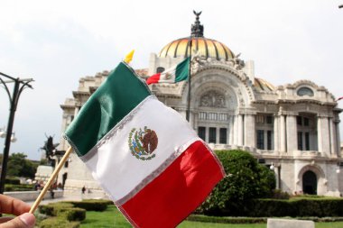Mexico City, Mexico - 6 Eylül 2023: Bağımsızlık ve devrimin ulusal bayramını kutlamak için Palacio de Bellas Artes of CDMX önünde Meksika bayrağı