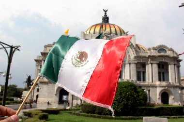 Mexico City, Mexico - 6 Eylül 2023: Bağımsızlık ve devrimin ulusal bayramını kutlamak için Palacio de Bellas Artes of CDMX önünde Meksika bayrağı
