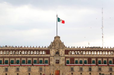 Mexico City, Meksika - 6 Eylül 2023: Ulusal Saray, Federal Yürütme Şube Merkezi ve Meksika Başkanı 'nın CDMX Tarih Merkezi' nde Plaza de la Constitucin 'de yaşadığı yer.