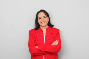 Latin 40 yaşında, kırmızı ceketli, profesyonel bir işçi portresi giymiş bir kadın.