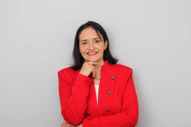 Latin 40 yaşında, kırmızı ceketli, profesyonel bir işçi portresi giymiş bir kadın.