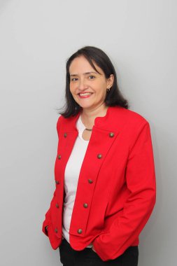 Latin 40 yaşında, kırmızı ceketli, profesyonel bir işçi portresi giymiş bir kadın.