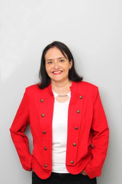 Latin 40 yaşında, kırmızı ceketli, profesyonel bir işçi portresi giymiş bir kadın.