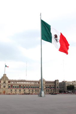 Mexico City, Mexico - 6. Sezon 2023: Plaza de la Constitucion, Zocalo, Meksika bayrak direğinde Meksika bayrağı bulunan tarihi merkez CDMX 'in ana meydanı.