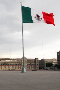 Mexico City, Mexico - 6. Sezon 2023: Plaza de la Constitucion, Zocalo, Meksika bayrak direğinde Meksika bayrağı bulunan tarihi merkez CDMX 'in ana meydanı.
