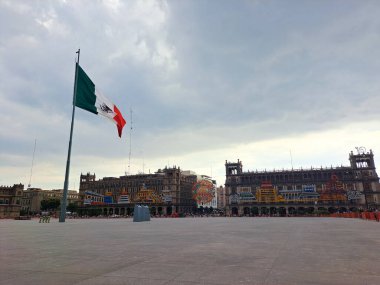 Mexico City, Mexico - 6. Sezon 2023: Plaza de la Constitucion, Zocalo, Meksika bayrak direğinde Meksika bayrağı bulunan tarihi merkez CDMX 'in ana meydanı.