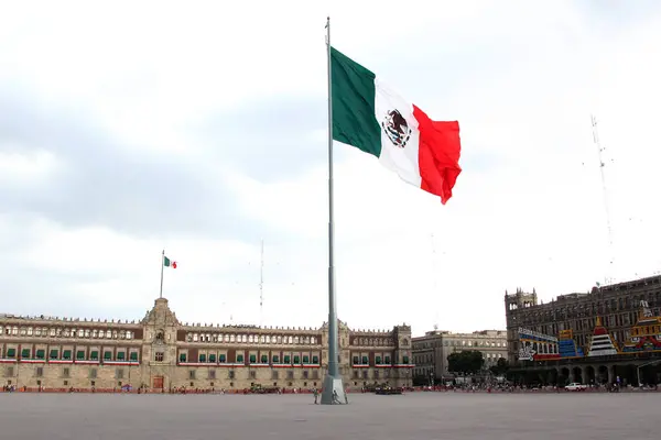 Mexico City, Mexico - 6. Sezon 2023: Plaza de la Constitucion, Zocalo, Meksika bayrak direğinde Meksika bayrağı bulunan tarihi merkez CDMX 'in ana meydanı.