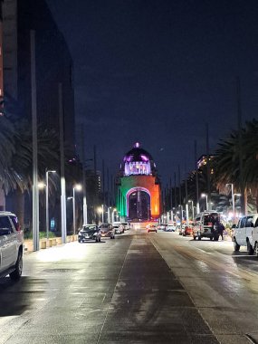 Mexico City, Meksika - 6 Eylül 2023: Devrim Anıtı, CDMX 'in Tarih Merkezi' ndeki ikonik anıt bayramlar için bayrağın renkleriyle aydınlatıldı