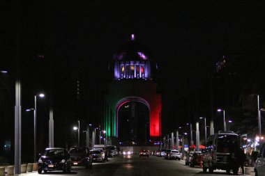 Mexico City, Meksika - 6 Eylül 2023: Devrim Anıtı, CDMX 'in Tarih Merkezi' ndeki ikonik anıt bayramlar için bayrağın renkleriyle aydınlatıldı