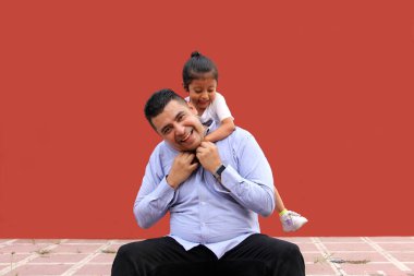 Boşanmış bekar baba, 3 yaşındaki esmer Latin kızıyla oynuyor. Babalar Günü 'nü kutlamak için birbirlerine sarılıp sevgilerini gösteriyorlar.