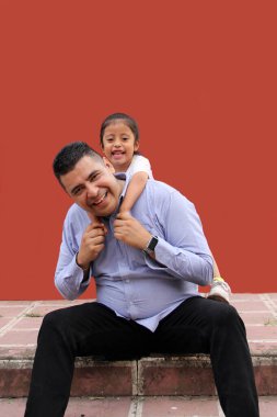 Boşanmış bekar baba, 3 yaşındaki esmer Latin kızıyla oynuyor. Babalar Günü 'nü kutlamak için birbirlerine sarılıp sevgilerini gösteriyorlar.